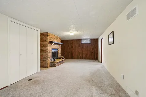2247 Saint John Dubuque IA 52002