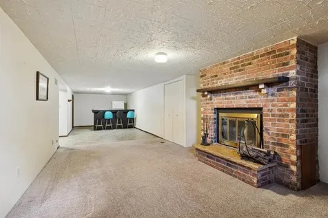 2247 Saint John Dubuque IA 52002