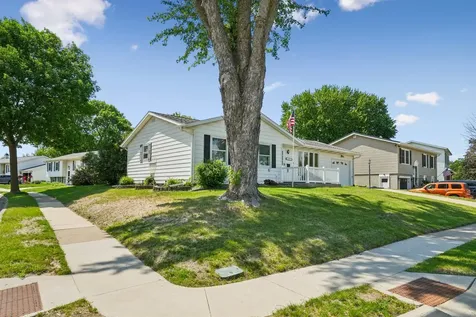 2247 Saint John Dubuque IA 52002
