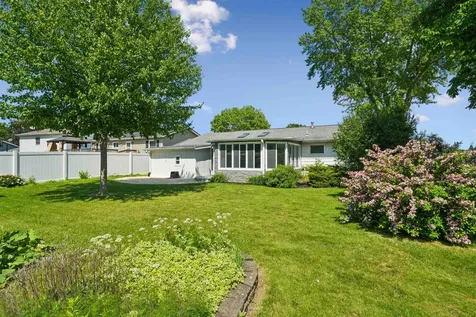 2247 Saint John Dubuque IA 52002