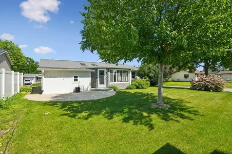 2247 Saint John Dubuque IA 52002