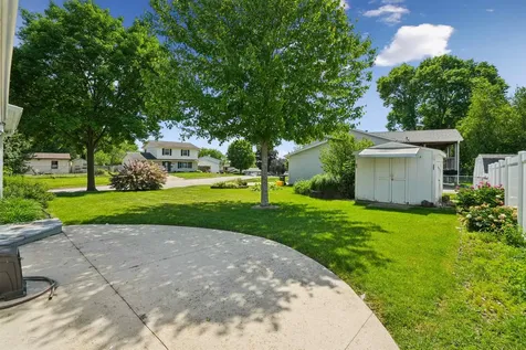 2247 Saint John Dubuque IA 52002