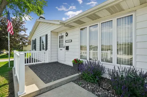 2247 Saint John Dubuque IA 52002