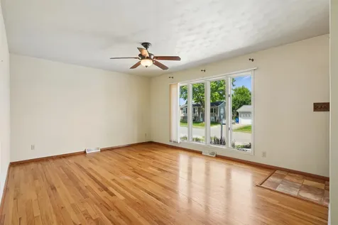 2247 Saint John Dubuque IA 52002