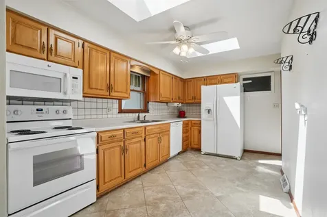 2247 Saint John Dubuque IA 52002