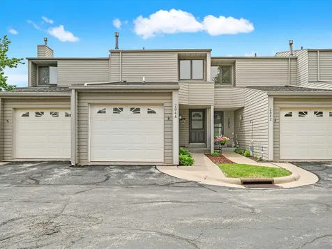 2844 Oak Meadow Dubuque IA 52003