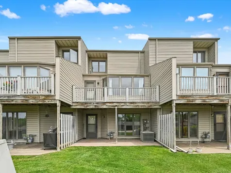 2844 Oak Meadow Dubuque IA 52003
