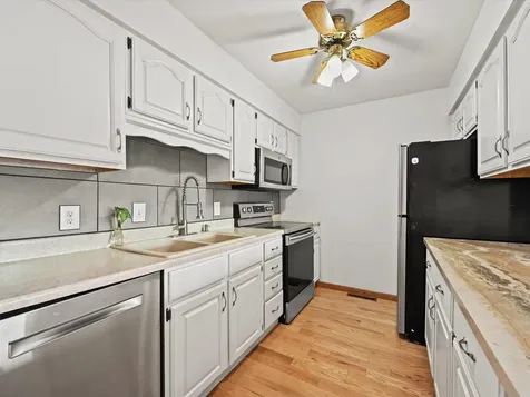 2844 Oak Meadow Dubuque IA 52003