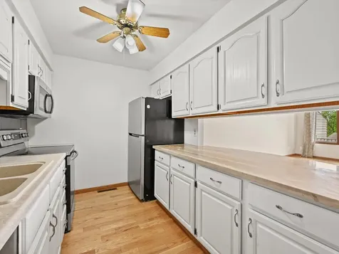 2844 Oak Meadow Dubuque IA 52003