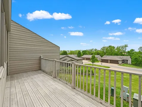 2844 Oak Meadow Dubuque IA 52003