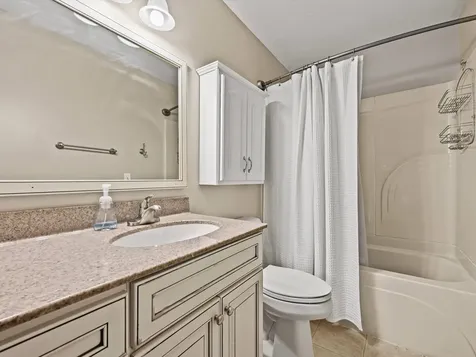 2844 Oak Meadow Dubuque IA 52003