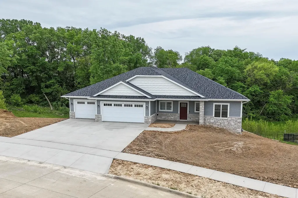 1374 Cedar Trail Dubuque IA 52003