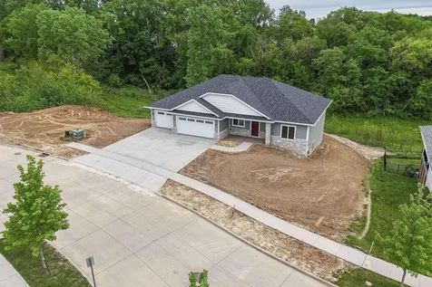 1374 Cedar Trail Dubuque IA 52003