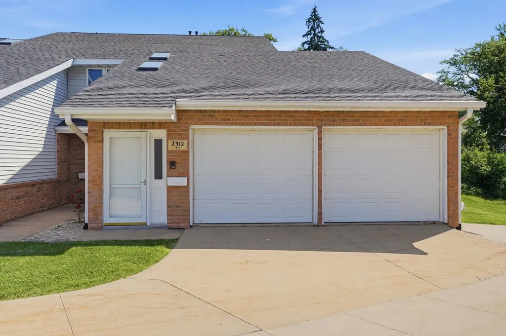 2312 Pasadena Drive, Unit 77 Dubuque IA 52001