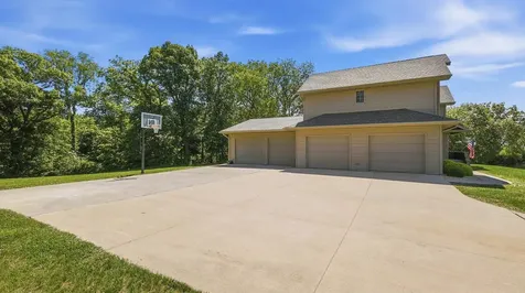 10294 Emberwood Dubuque IA 52001