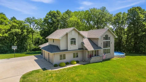 10294 Emberwood Dubuque IA 52001