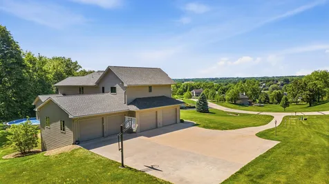 10294 Emberwood Dubuque IA 52001
