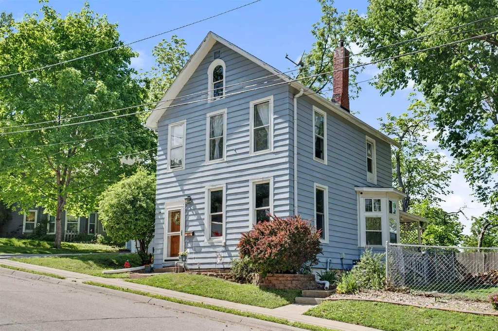 215 Lowell Dubuque IA 52001