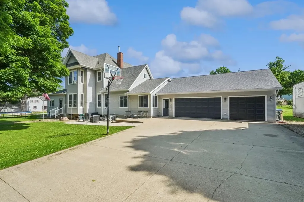 204 College Avenue NE Hopkinton IA 52237