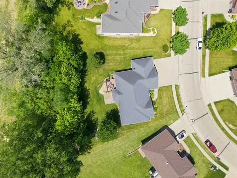 2491 Millstone Dubuque IA 52002