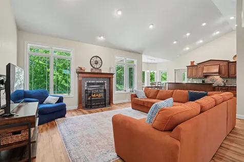 2491 Millstone Dubuque IA 52002