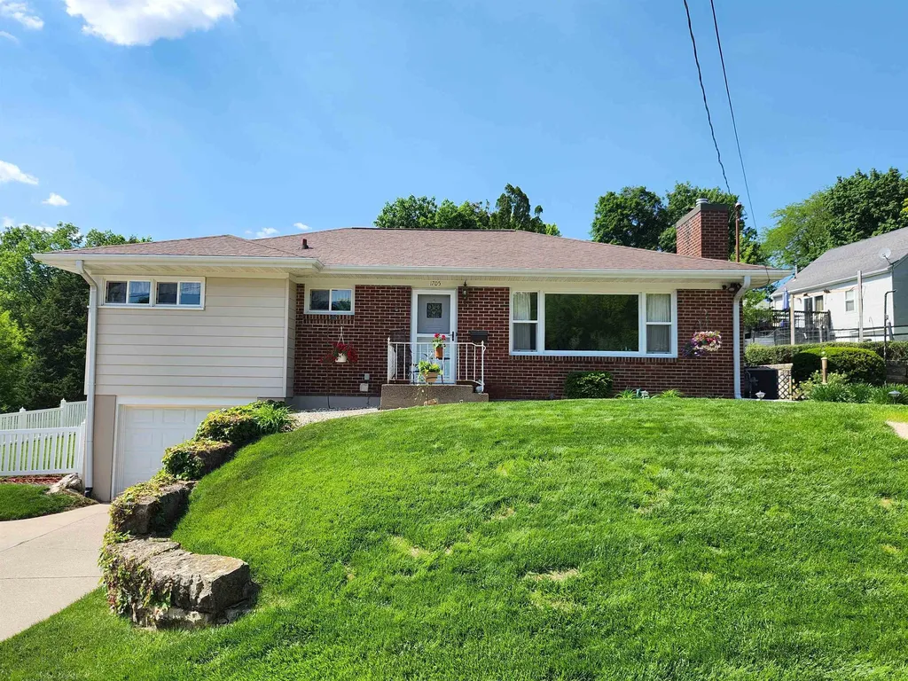 1705 Diane Dubuque IA 52003