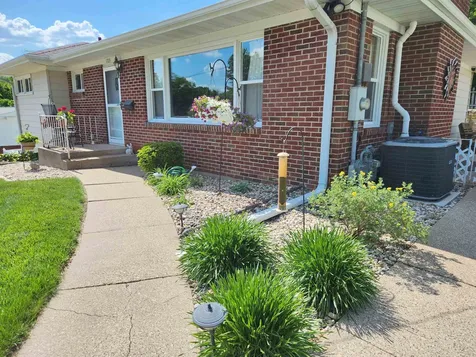 1705 Diane Dubuque IA 52003