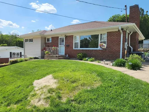 1705 Diane Dubuque IA 52003