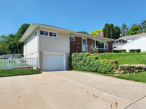1705 Diane Dubuque IA 52003