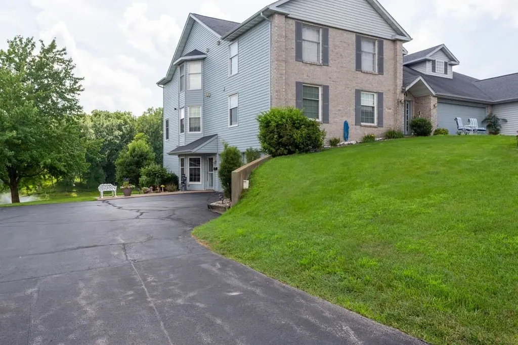 3214 Lake Ridge Unit E Dubuque IA 52003