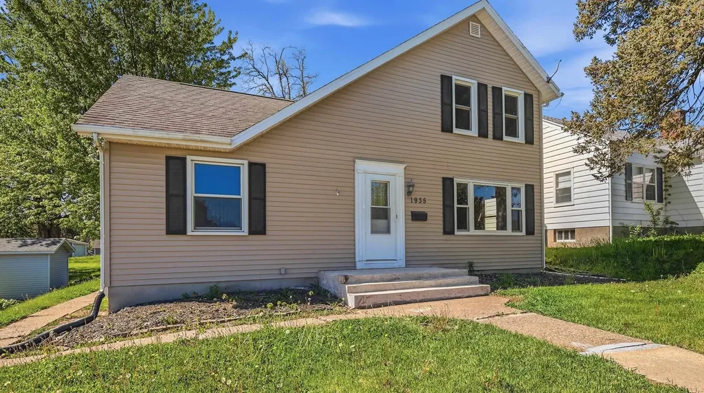 1935 N Grandview Dubuque IA 52001