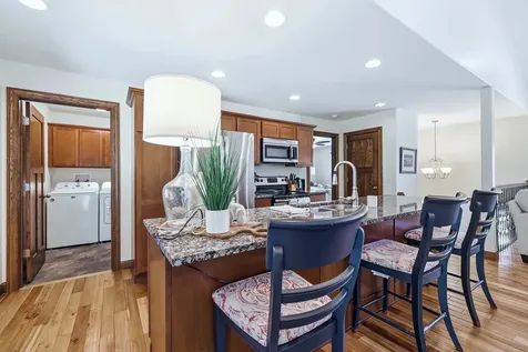 3349 Peach Tree Dubuque IA 52002