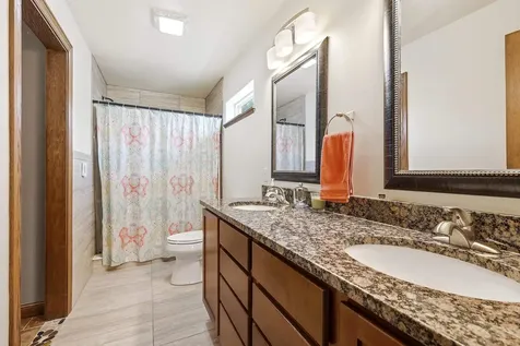 3349 Peach Tree Dubuque IA 52002