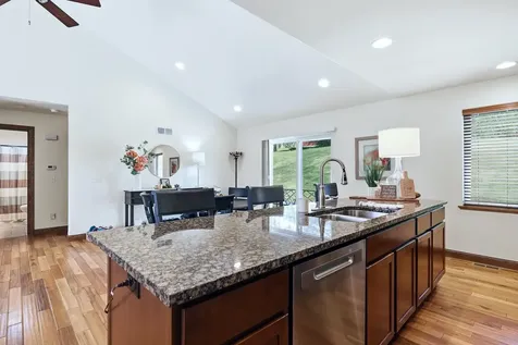 3349 Peach Tree Dubuque IA 52002