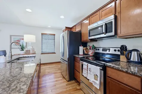 3349 Peach Tree Dubuque IA 52002