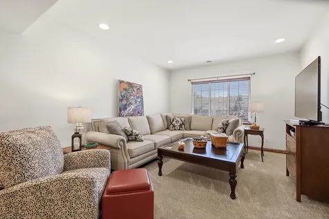 3349 Peach Tree Dubuque IA 52002