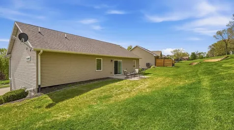 3349 Peach Tree Dubuque IA 52002