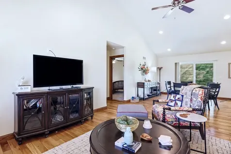 3349 Peach Tree Dubuque IA 52002