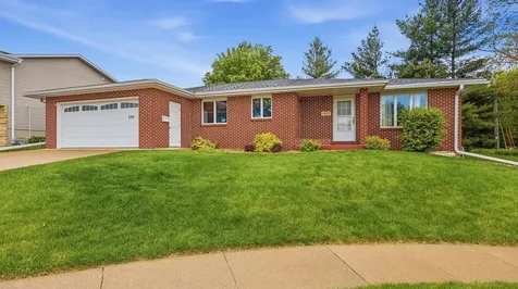 2783 Shetland Dubuque IA 52001