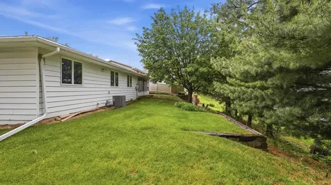 2783 Shetland Dubuque IA 52001