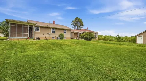 1040 Clara Dubuque IA 52001