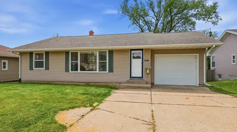 1040 Clara Dubuque IA 52001