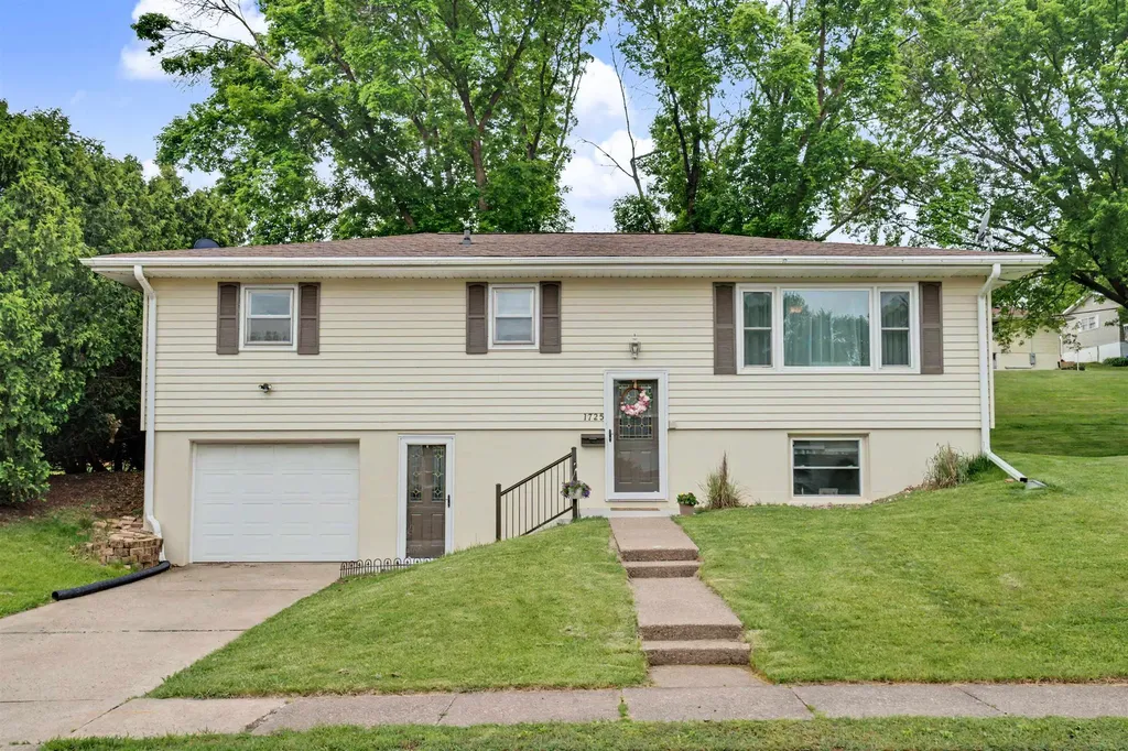 1725 Bristol Dubuque IA 52002