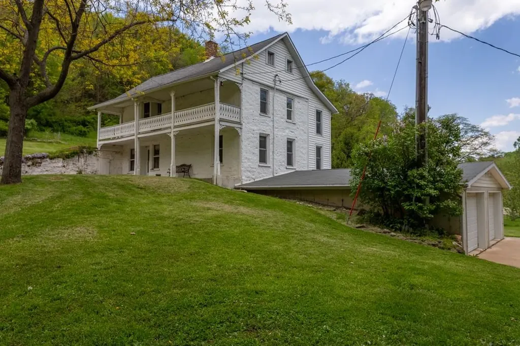 21537 Mud Lake Dubuque IA 52001