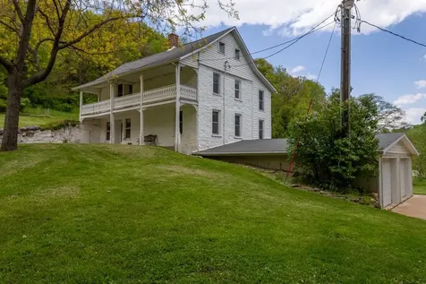 21537 Mud Lake Dubuque IA 52001