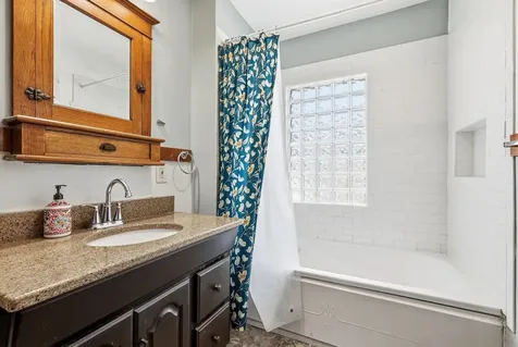 705 W 3rd Dubuque IA 52001