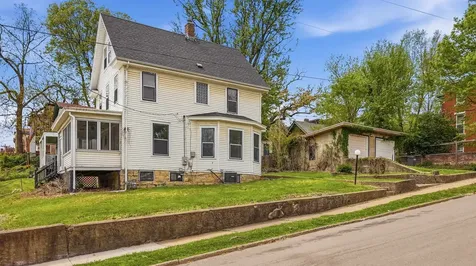 705 W 3rd Dubuque IA 52001