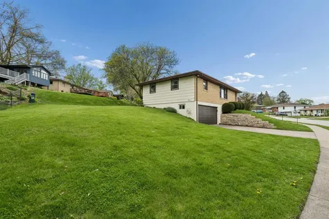 3416 Glencove Dubuque IA 52002