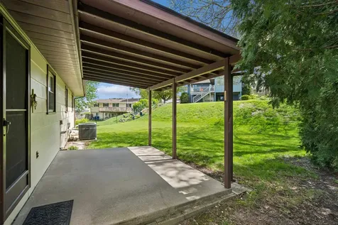 3416 Glencove Dubuque IA 52002