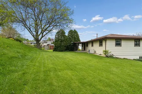 3416 Glencove Dubuque IA 52002